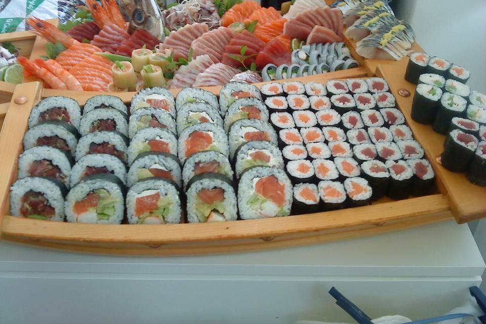Barco de sushi e sashimi
