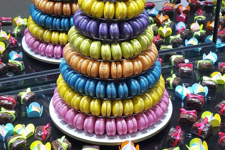 Torre de macarons coloridas