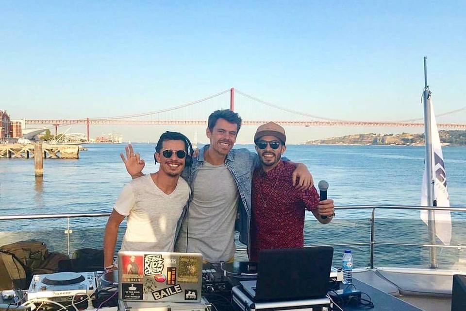 Sunset DJs e MC host