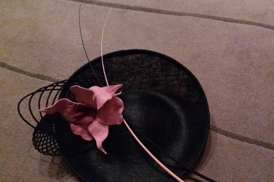 Chapéus flor camurça e penas