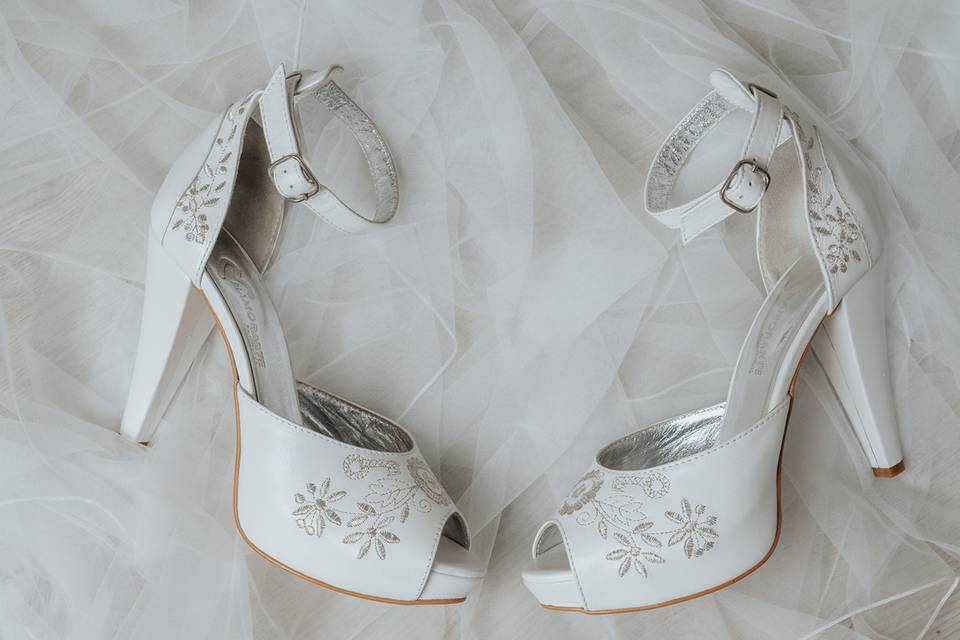 Sandálias de noiva bordadas