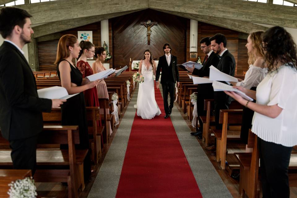 Saída dos noivos com coro