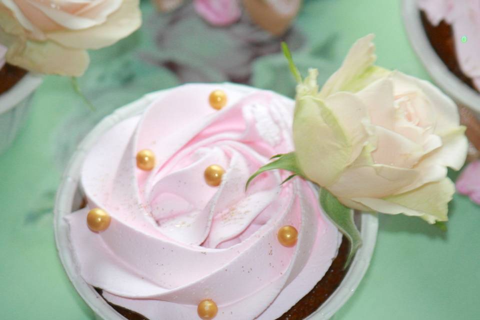 Rose and gold cupcake