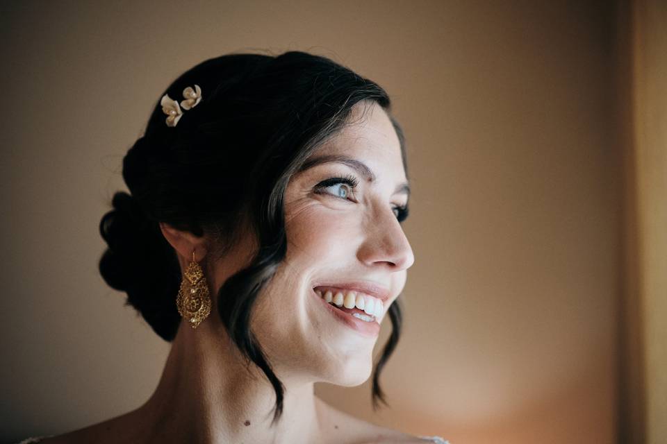 Uma noiva com um sorriso lindo