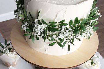 Bolo de casamento e cupcakes