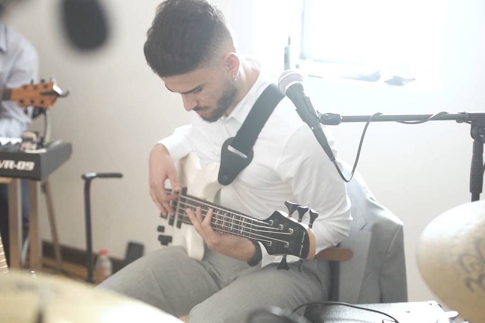 Miguel: baixo, guitarra, coros
