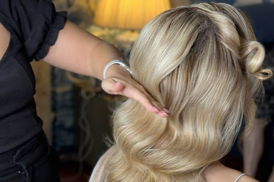 Hollywood waves bride