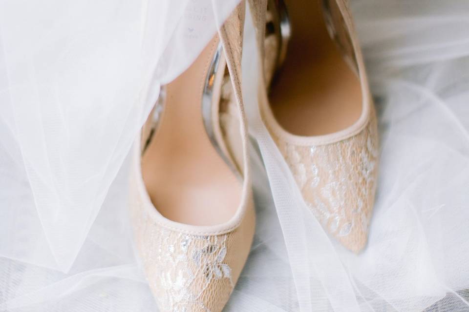 Detalhes dos sapatos de noiva