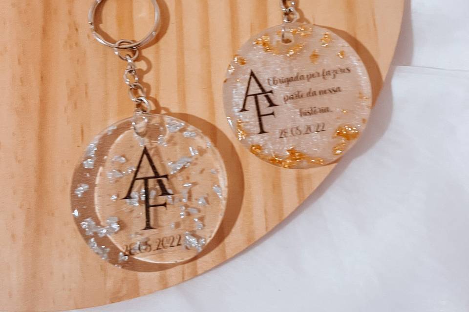 Chaveiros personalizados.