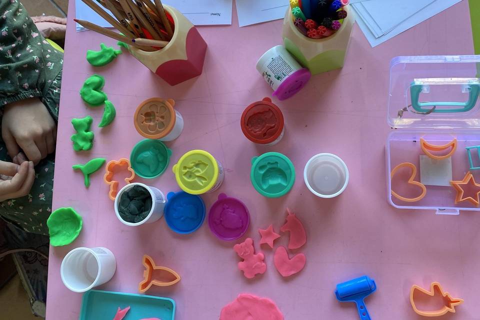 Mesa de desenhos e plasticinas