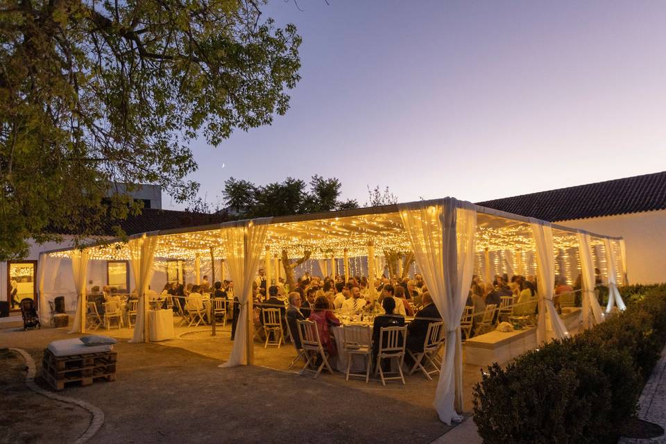 Tenda no pátio, anoitecer