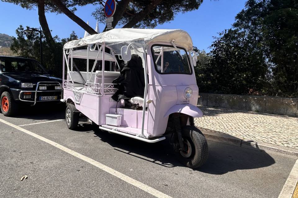 Tuk Tuk lilás