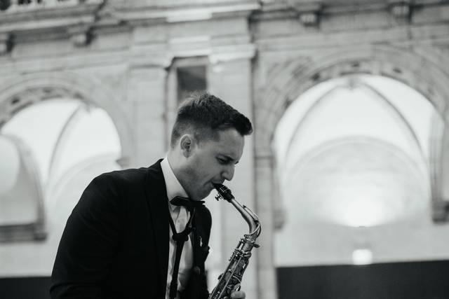 Saxofonista de presença