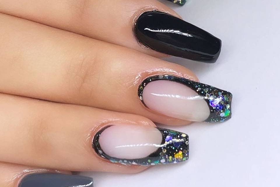 Unhas pretas com nailart