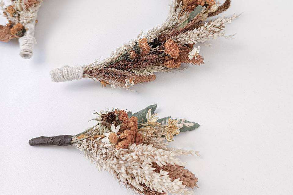 Bandolete e flor de lapela