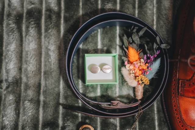 Lapela com corrente e flores