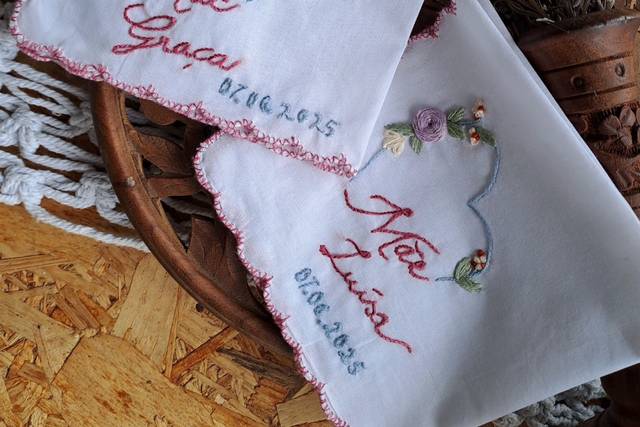 Lenços bordados à mão