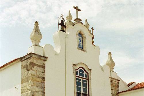 Igreja colada à casa