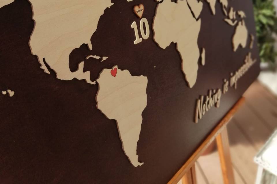 Mapa mundo feito em madeira