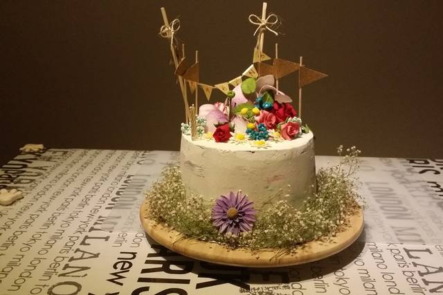 Bolo com flores em pasta de aç