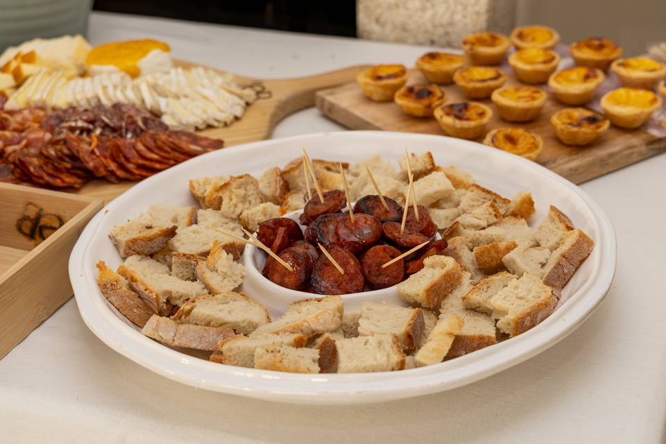 Linguiça assada com pão alente