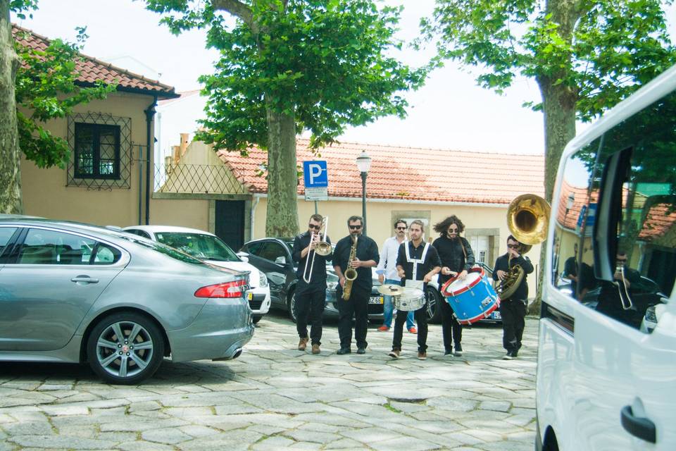 Banda surpresa na igreja..