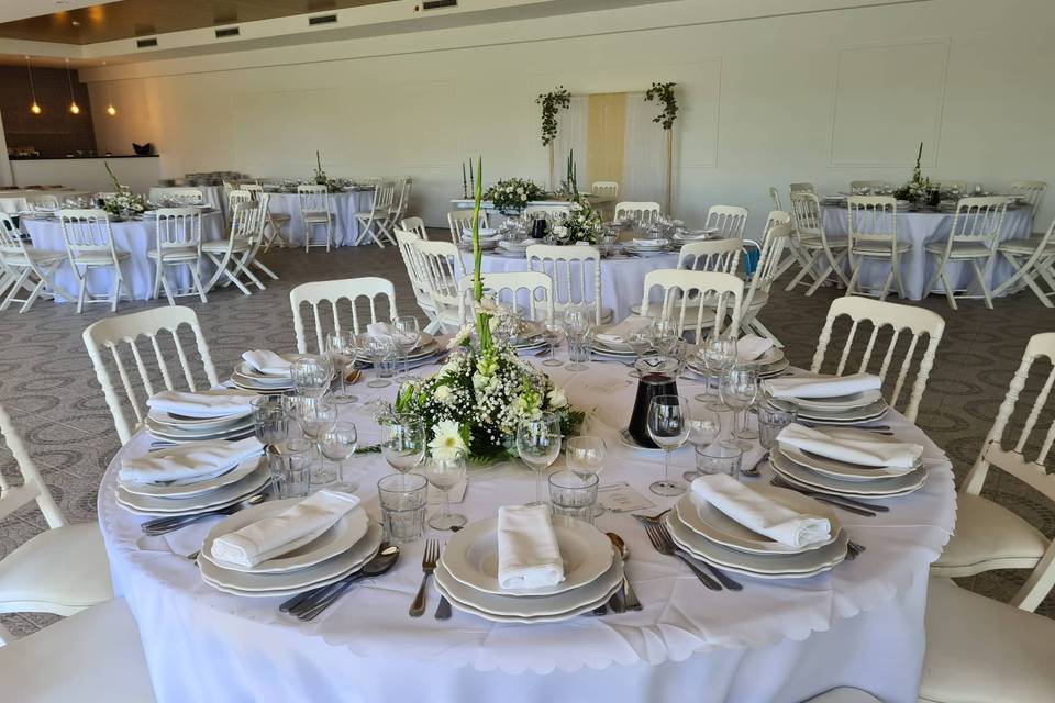 Salão com mesa de noivos