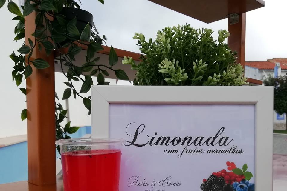 Limonada com frutos vermelhos