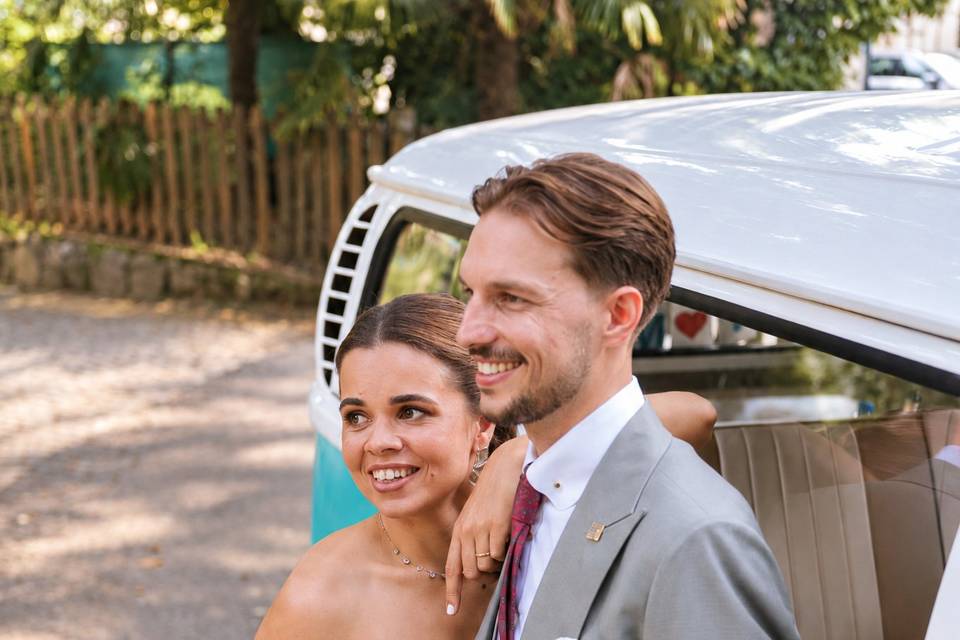 casal_perto_furgoneta_turquesa