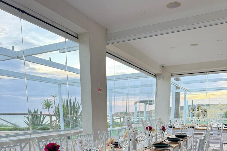 Exemplo de mesa longa de madei