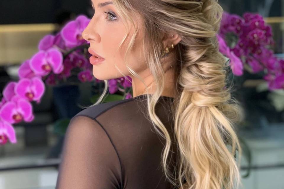 Penteado lateral com torções