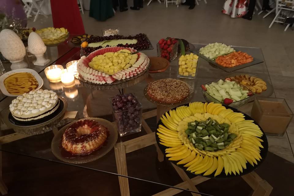 Mesa doces e frutas