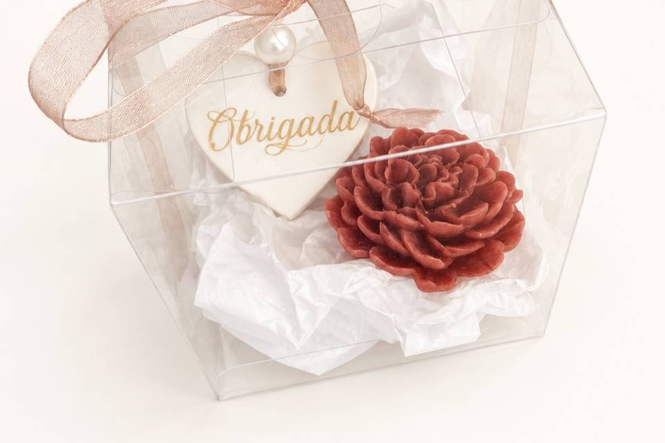 Caixa com obrigada e flor
