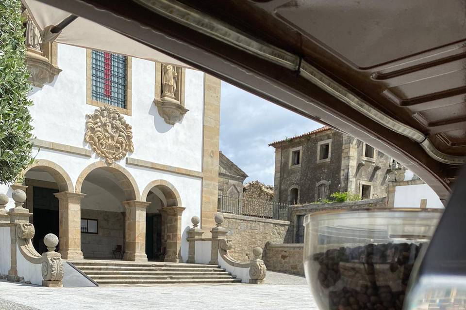 Casamento porta da igreja