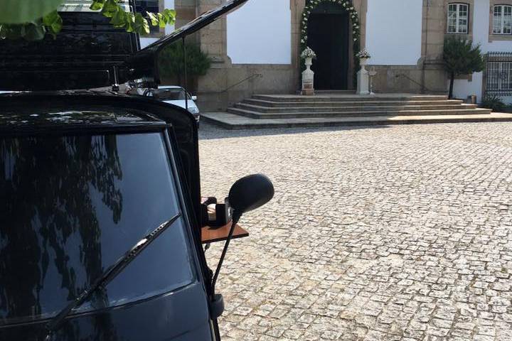 Casamento porta da igreja