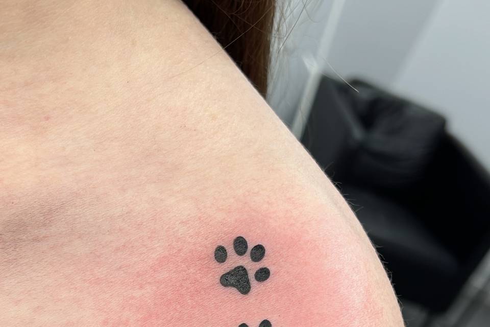 Tatuagem de patas de cão