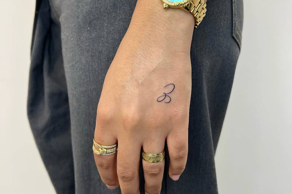 Tatuagem inicial de nome