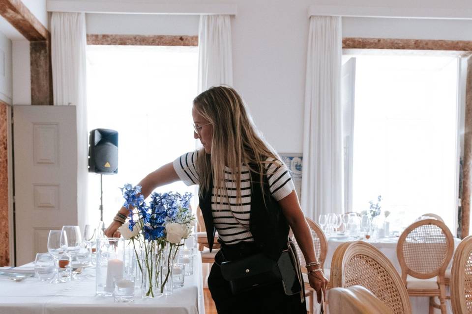 coordenadora_organizacao_mesa_flores