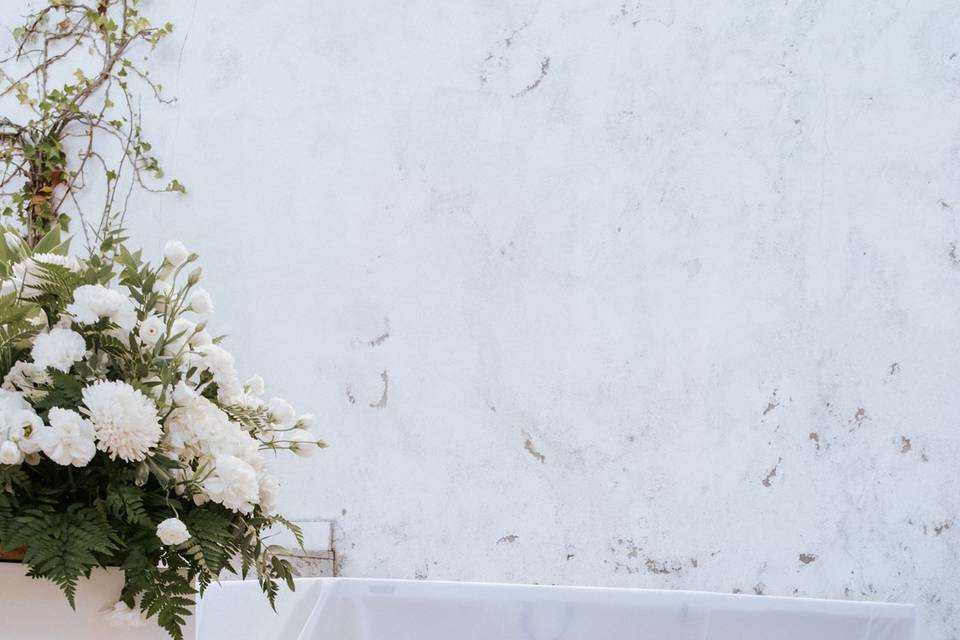 mesa_decorada_flores_brancas