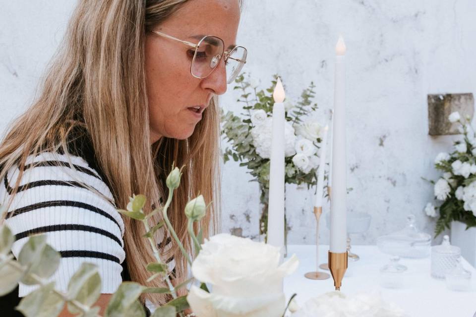 organizando_flores_velas_mesa