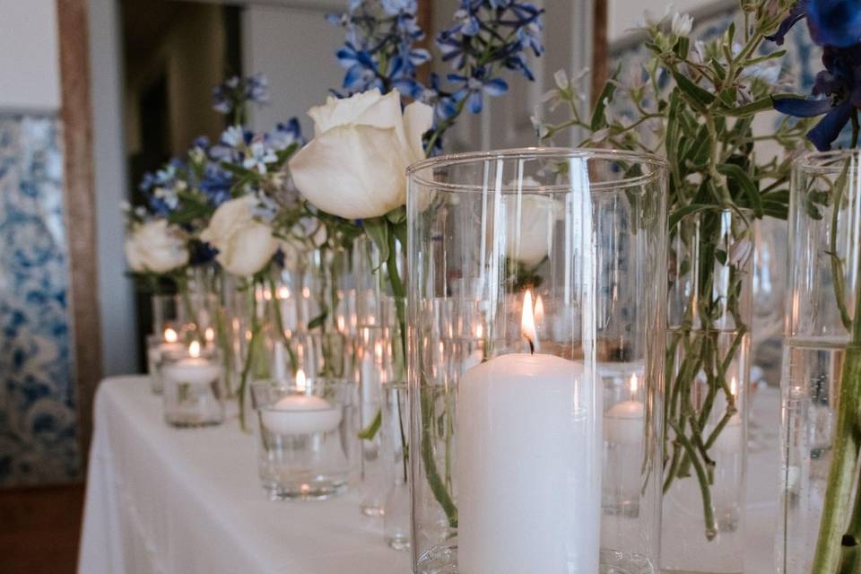 velas_garrafas_flores_mesa