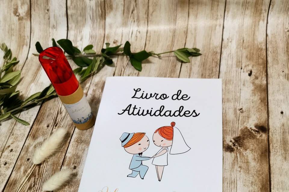 Livro atividades e lápis