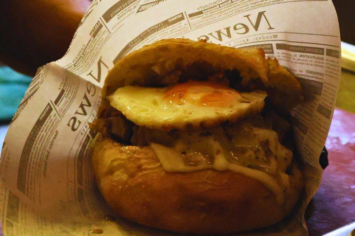 Sandes de leitão com ovo.