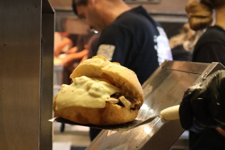Sandes de leitão com queijo.