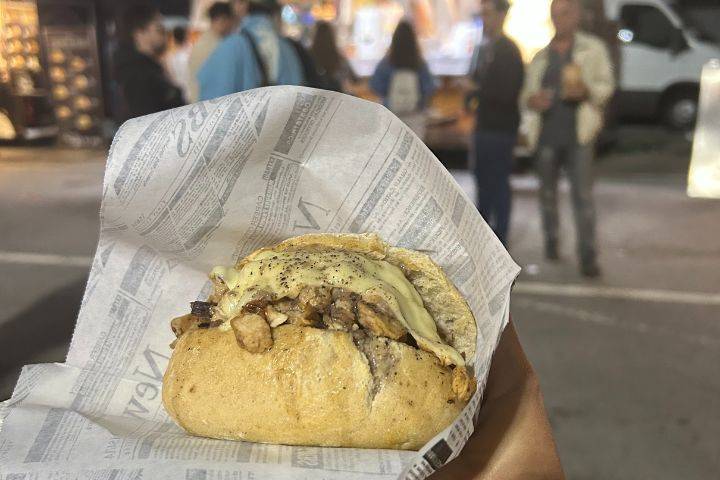 Sandes de leitão com queijo.