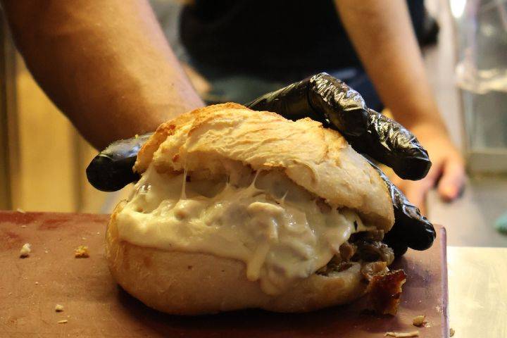 Sandes de leitão com queijo.