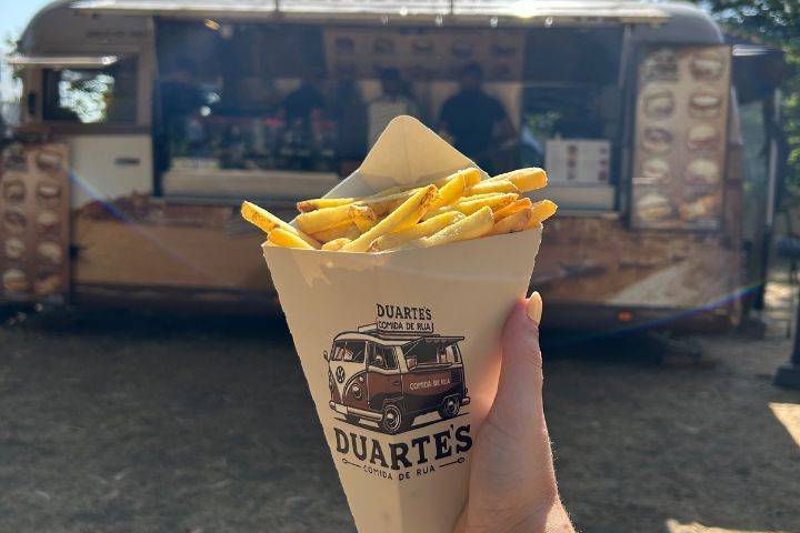 Batatas fritas em cone.
