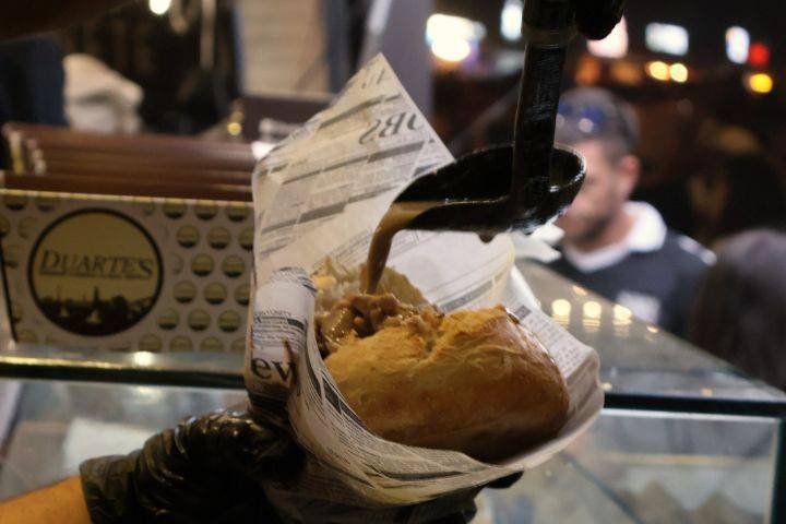 Sandes de leitão e molho.