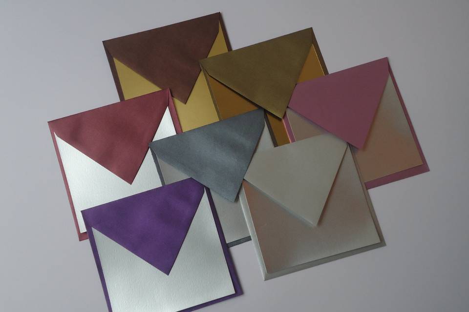 Envelopes quadrados com cartão