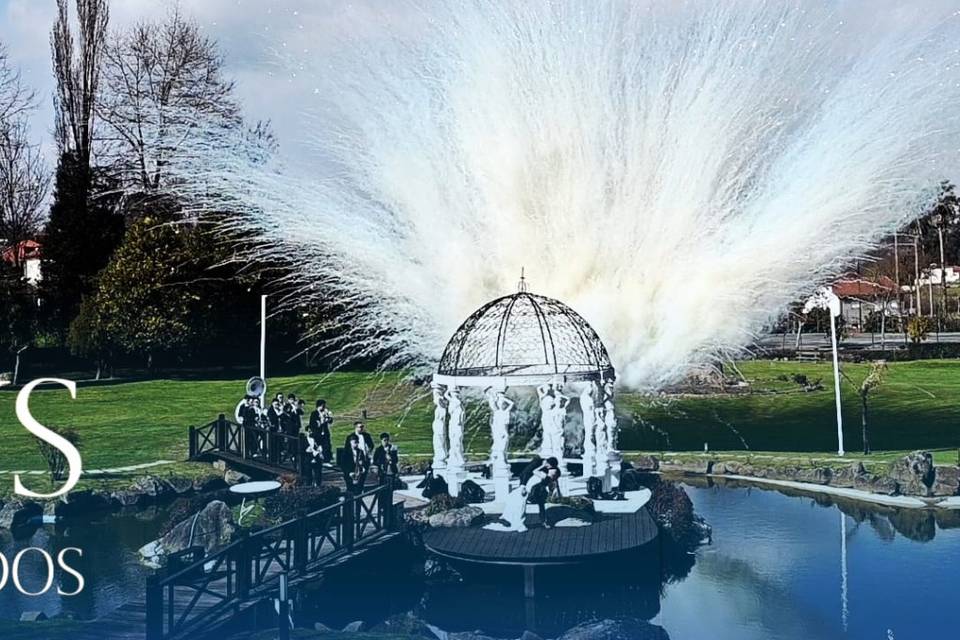 Leque Branco combrilho dourado